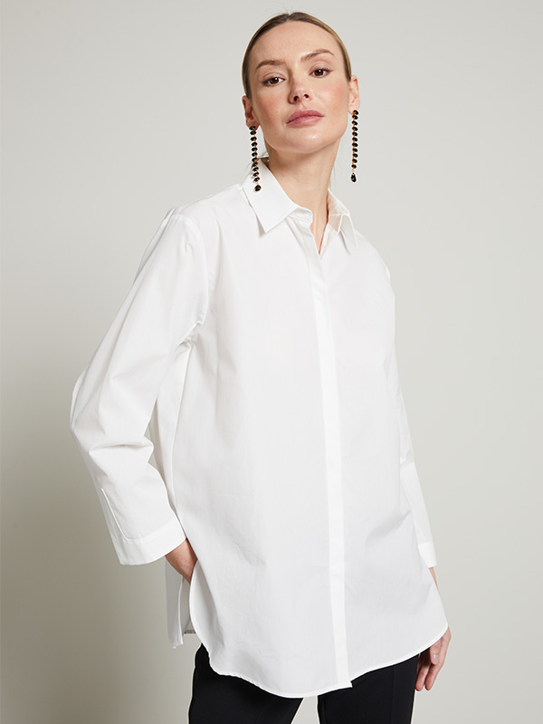 Modella indossa camicia bianca elegante